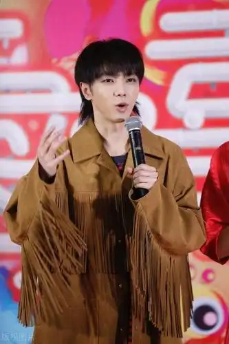 歌手华晨宇被拍在室内吸烟 手夹烟头姿势娴熟 粉丝怒怼网友