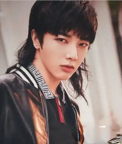 碎发鲻鱼头华晨宇的鲻鱼头特别之处,在于颇显厚重的刘海,让额头不再