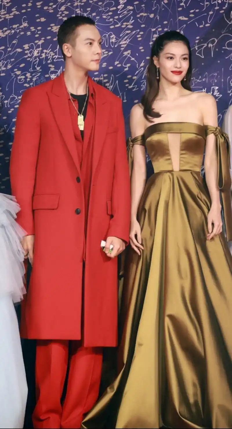 有网友表示陈伟霆和钟楚曦气场太合拍了,完全可以代入太多小说男女主