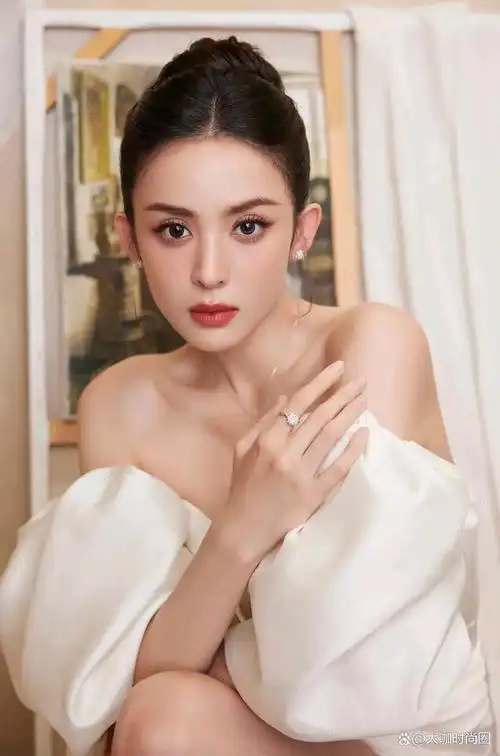 古力娜扎白色露肩拖尾裙腰臀好优越