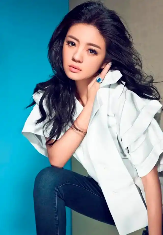 安以轩街拍生活照(性感优雅身材挺拔)(3)