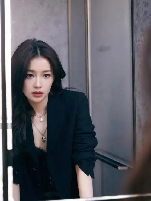 119孙怡亮相阿玛尼mayway香水发布活动怡boss一袭墨蓝色西装优雅随性