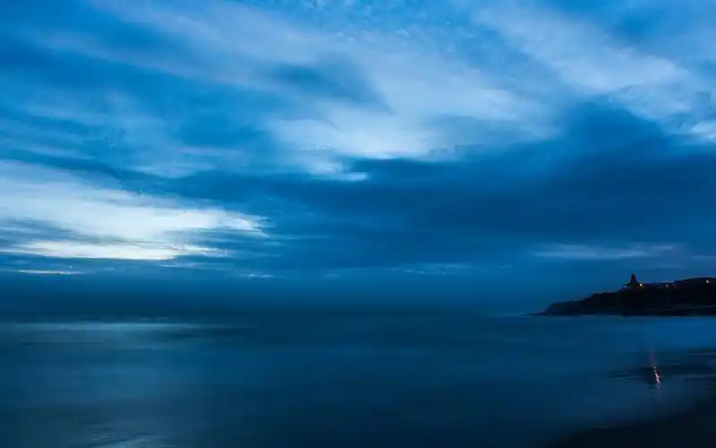 蓝色调唯美海景win8高清电脑桌面壁纸