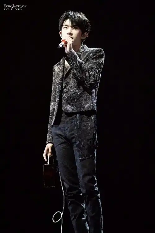 tfboys-易烊千玺翻到一组好喜欢的玊尔照片0606#四字 易烊千玺