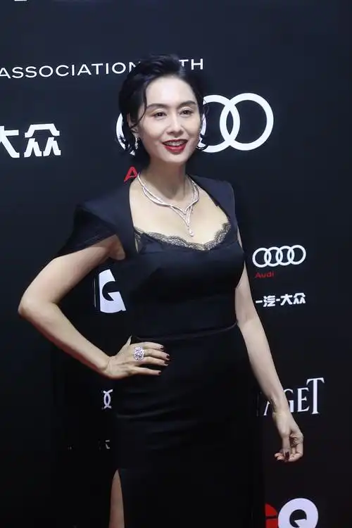 朱茵穿黑色流苏长裙秀玲珑曲线 状态超好颜值能打