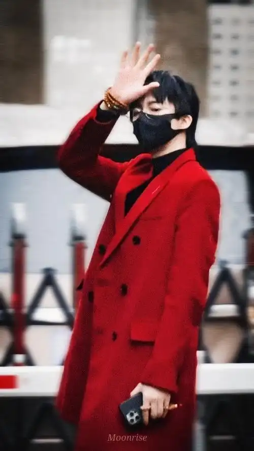 刘宇宁新年红大衣