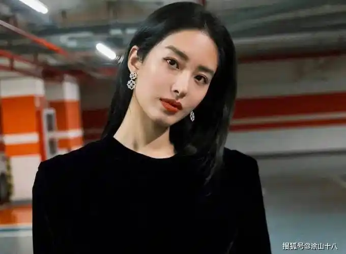 杨采钰新恋情曝光!苦恋陈金飞6年,为何无法超越刘亦菲的魅力?