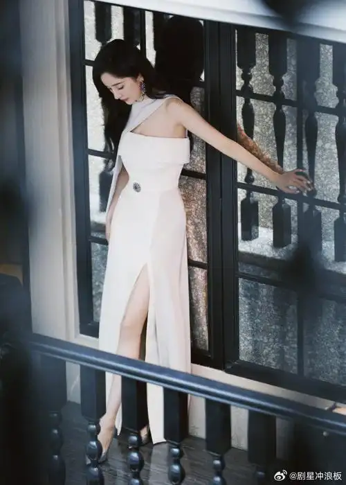 杨幂开叉披风白裙##杨幂紫花耳环