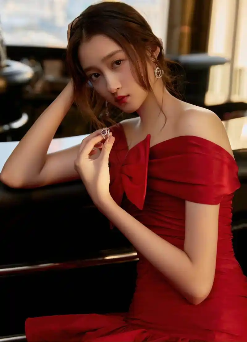 关晓彤选对衣服就是美!穿红裙"顾后不顾前",优雅又大气