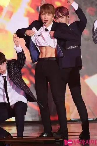 wanna one舞台表演激情四射 姜丹尼尔掀衣角露八块腹肌【组图】