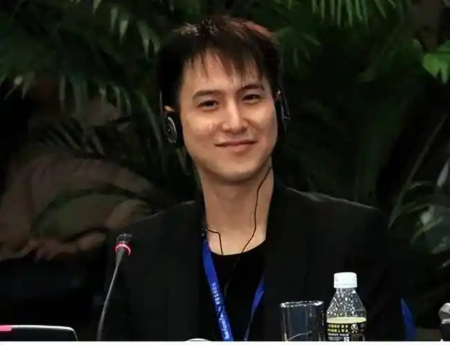 "汤臣少主"汤珈铖:,18岁做霸总身家百亿,39未婚成父母心病