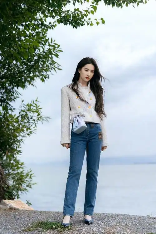 刘亦菲洱海七夕大片穿膏药牛仔裤配奶奶高跟没有笑容气质逼人