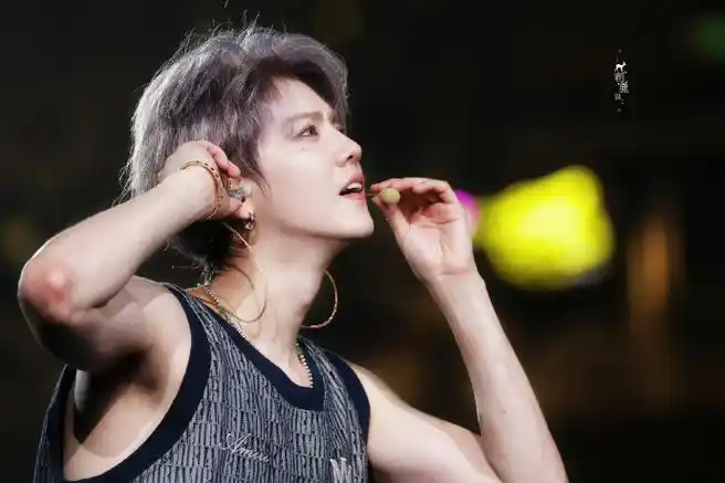 我并不是很想让我的主页出现稠人,所以我不会发,我只会发#鹿晗#美图