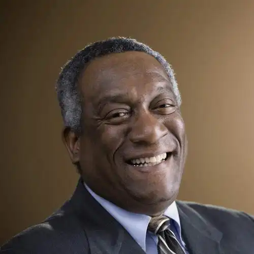 黑人,欧洲人,仅一个男性,仅一个人,仅一个中年男性,阴影,棕色背景