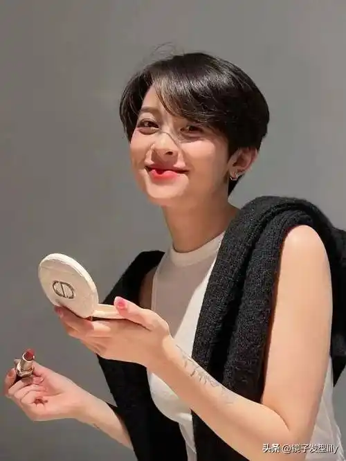 女士发型千千万我最爱露耳微分刘海短发时尚好看很迷人