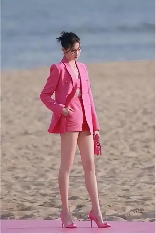 回顾衣品堪忧的女星个个仗着美貌乱穿眉姐姐一出场原地封神