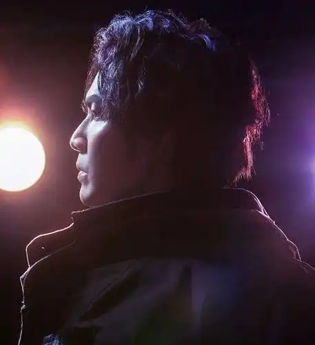 在另一张由节目组发布的宣传照中,钟汉良的侧脸看上去没有那么立体