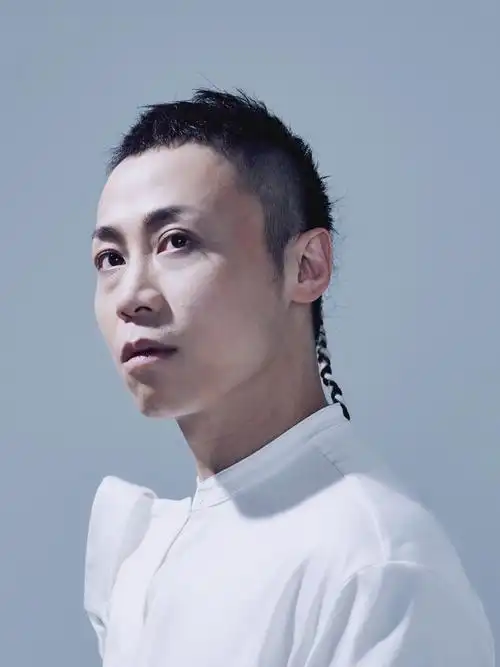 出生于安徽省芜湖市,籍贯江苏省南京市,中国内地流行乐男歌手,音乐