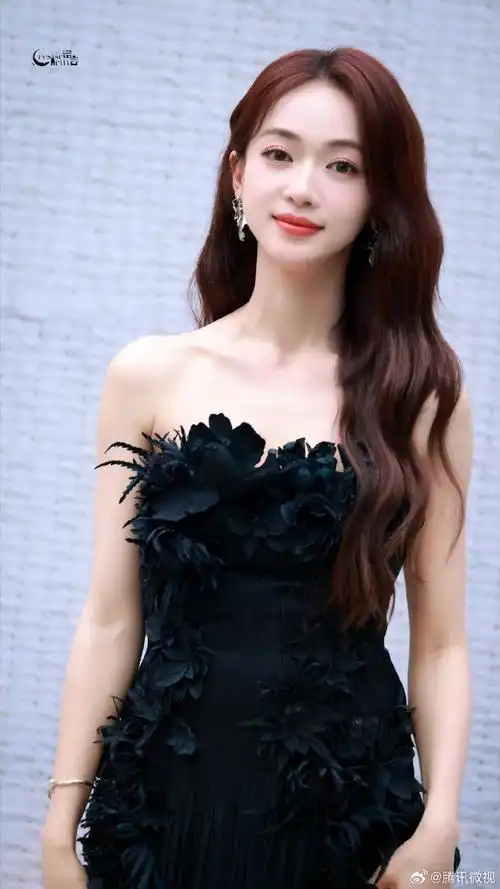 吴谨言撑伞神图