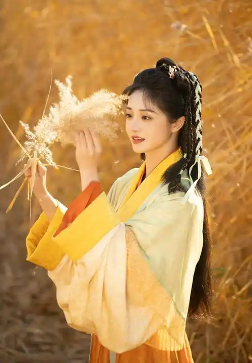 周洁琼古风生日大片,俏皮灵动,明媚烂漫._少女_芦苇荡_黄蓉