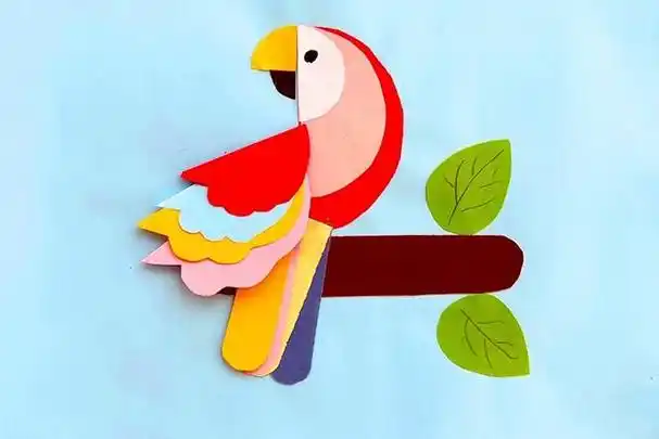 1,从棕色纸上剪下一条圆角的矩形纸条,将其粘在浅蓝色卡纸上,这作为