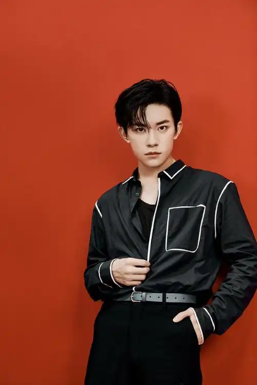 阿玛尼彩妆代言人易烊千玺