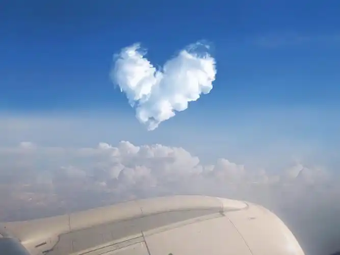 唯美的天空很适合做背景图暖暖的迎着朝阳起飞去旅行