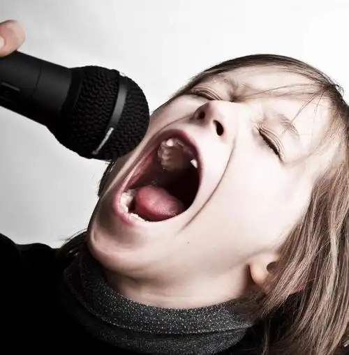 拿,拿着,一个,小孩,话筒,张嘴,仅一个小孩,可爱,童年,童趣,握着,唱歌