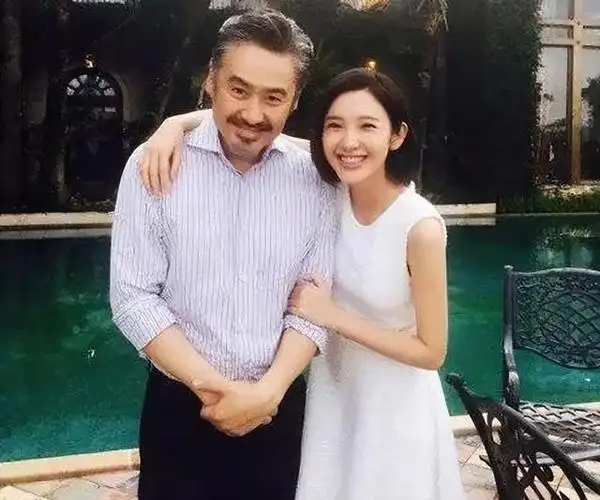 当时,不知从哪来的黑粉突然在网上造谣,唐艺昕跟吴秀波有一腿.