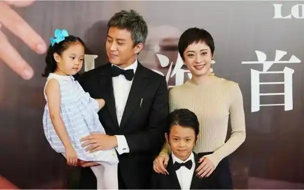 邓超一家4口迪士尼被偶遇,夫妻恩爱坐甩驴,小花变黑等等变帅!