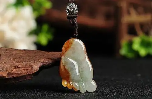 独特的雕刻题材,翡翠小脚丫精致可爱,有什么样的含义呢?