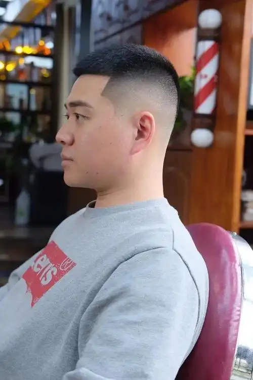 男人的头发一般都是比较粗硬的,这样的发质头发一长很容易翘起来,让