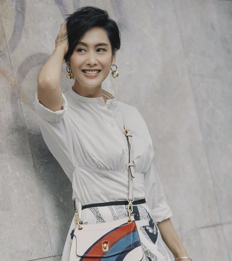 朱茵无惧中年发福,国外走红毯还敢穿露腰装,勒出赘肉气质也高级_发型