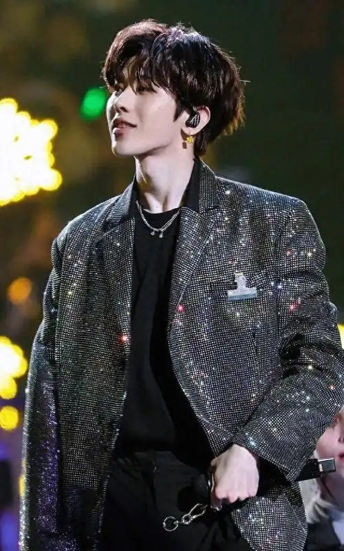 大家对蔡徐坤这个名字应该不陌生,他是一个备受争议的年轻艺人.