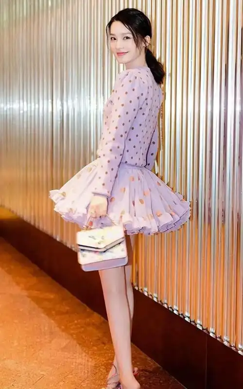 甜美可爱的李沁,娇俏可人,文雅秀丽的写真照!__财经头条