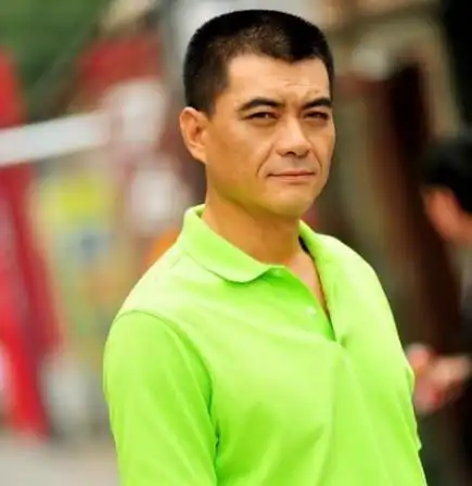 刚刚毕业的时候,王新军住在地下室,他和很多不知名的演员一样当起了