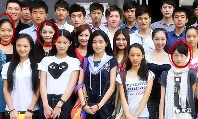 之后她与古力娜扎,周冬雨等人成为同班同学,当时大家都在关注"谋女郎"