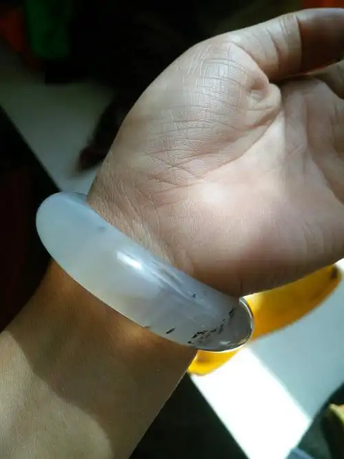 冰透玉髓玛瑙,带了一段时间,里面现气泡,怎么回事