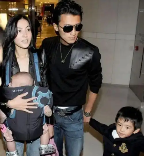 王菲谢霆锋度假归来,机场合体如老夫老妻,5秒细节拉爆了|记者|张柏芝