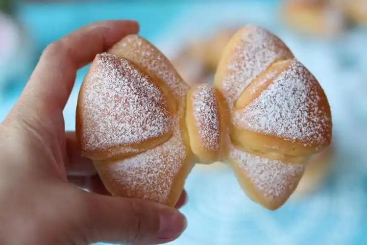 萌萌的蝴蝶结小面包颜值很高女生和小朋友们一定特别喜欢