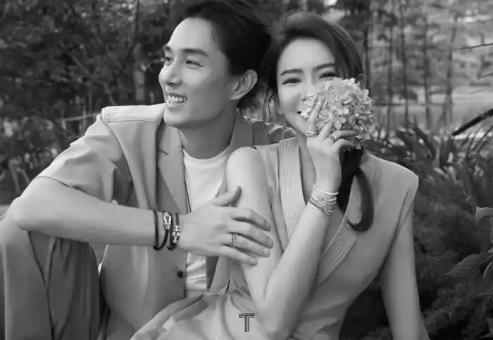 戚薇李承铉合体拍杂志秀恩爱甜蜜对视太幸福