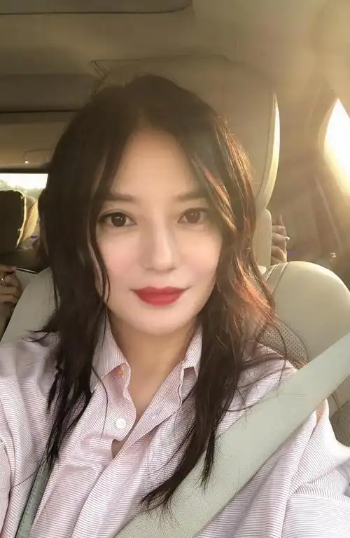 赵薇晒自拍t恤配马尾辫少女感十足穿牛仔素颜走机场休闲减龄