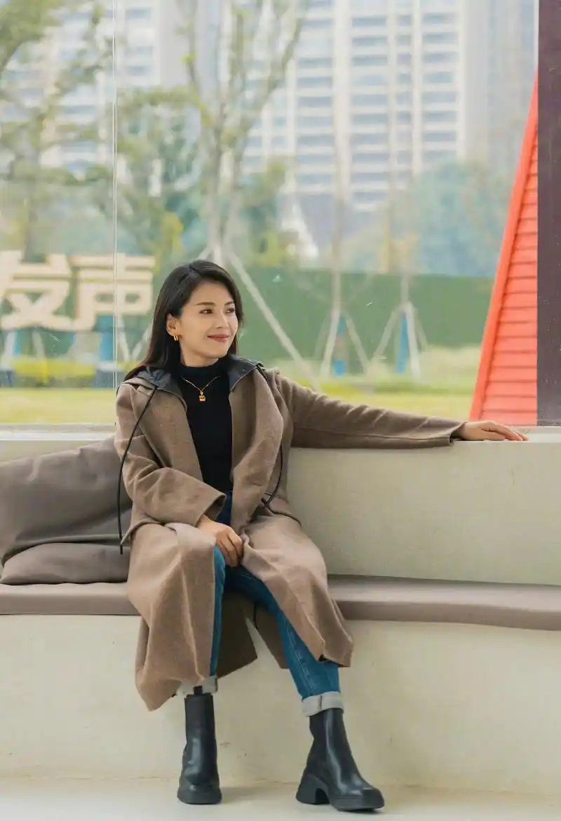 刘涛演绎暖冬穿搭,灰棕色过膝大衣配短靴,显瘦又显气质!