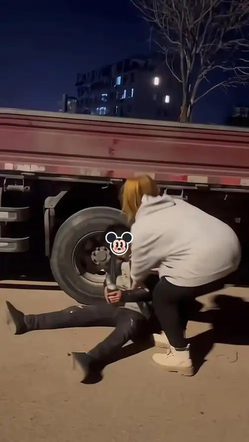 女子去散步,看到相亲对象在路边喝醉酒,担心他着凉便把他背回家