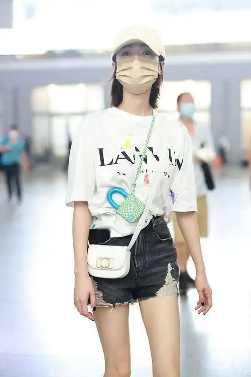 吴谨言白t热裤穿搭 美腿吸睛活力十足