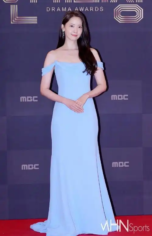 林允儿蓝色抹胸长裙造型##林允儿电影2点的约会