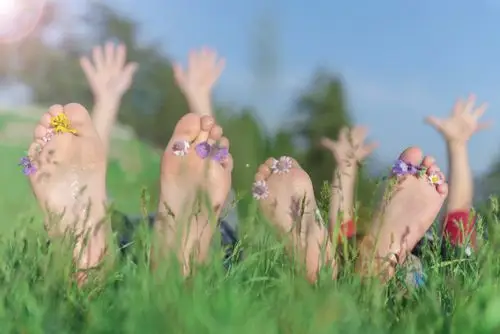 小女孩 赤脚照片