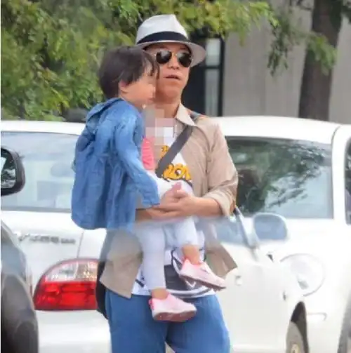 黄渤平日里很注重保护家庭,从未公开晒一家四口的照片.