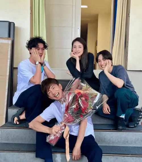 木村拓哉在ins晒出与天海祐希的双人杀青合照,并对剧组及合作演员们