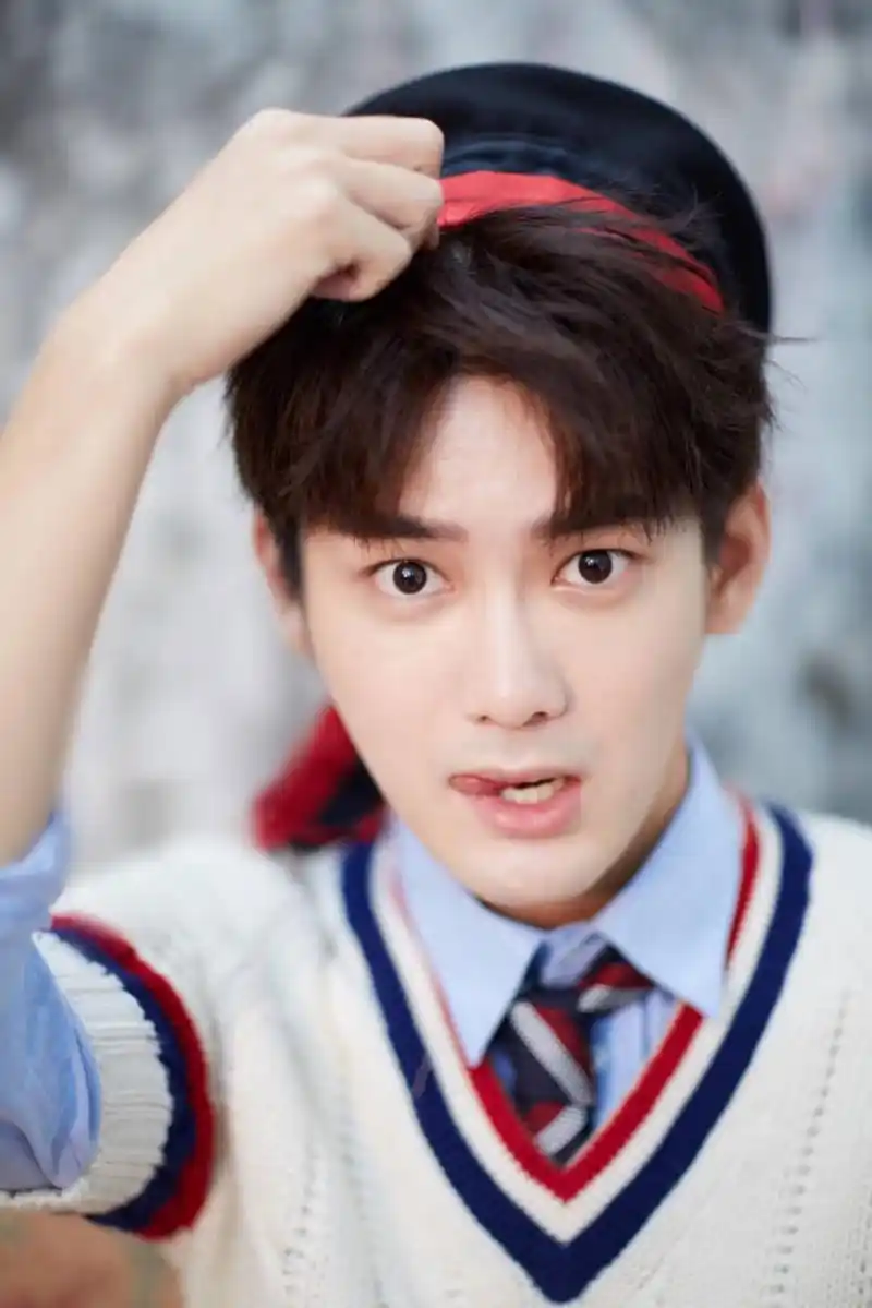 熊梓淇主演了青春偶像剧《国民老公》,因熊梓淇拥有俊俏的外表和迷人